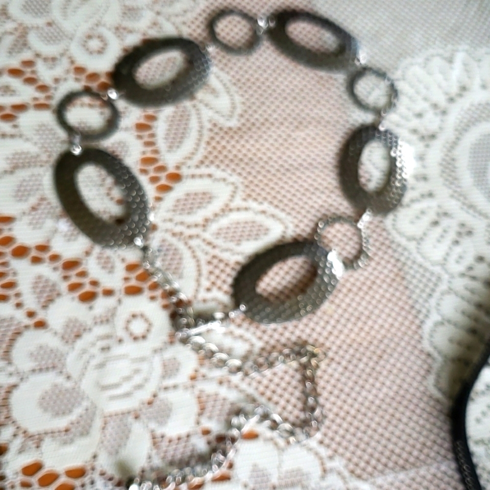 Hammered metal chain belt